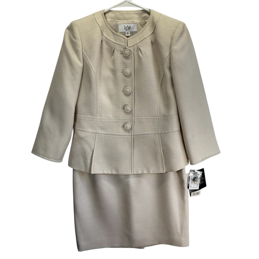 Le Suit Beige Women's Business Blazer and Skirt Suit
Size 2P